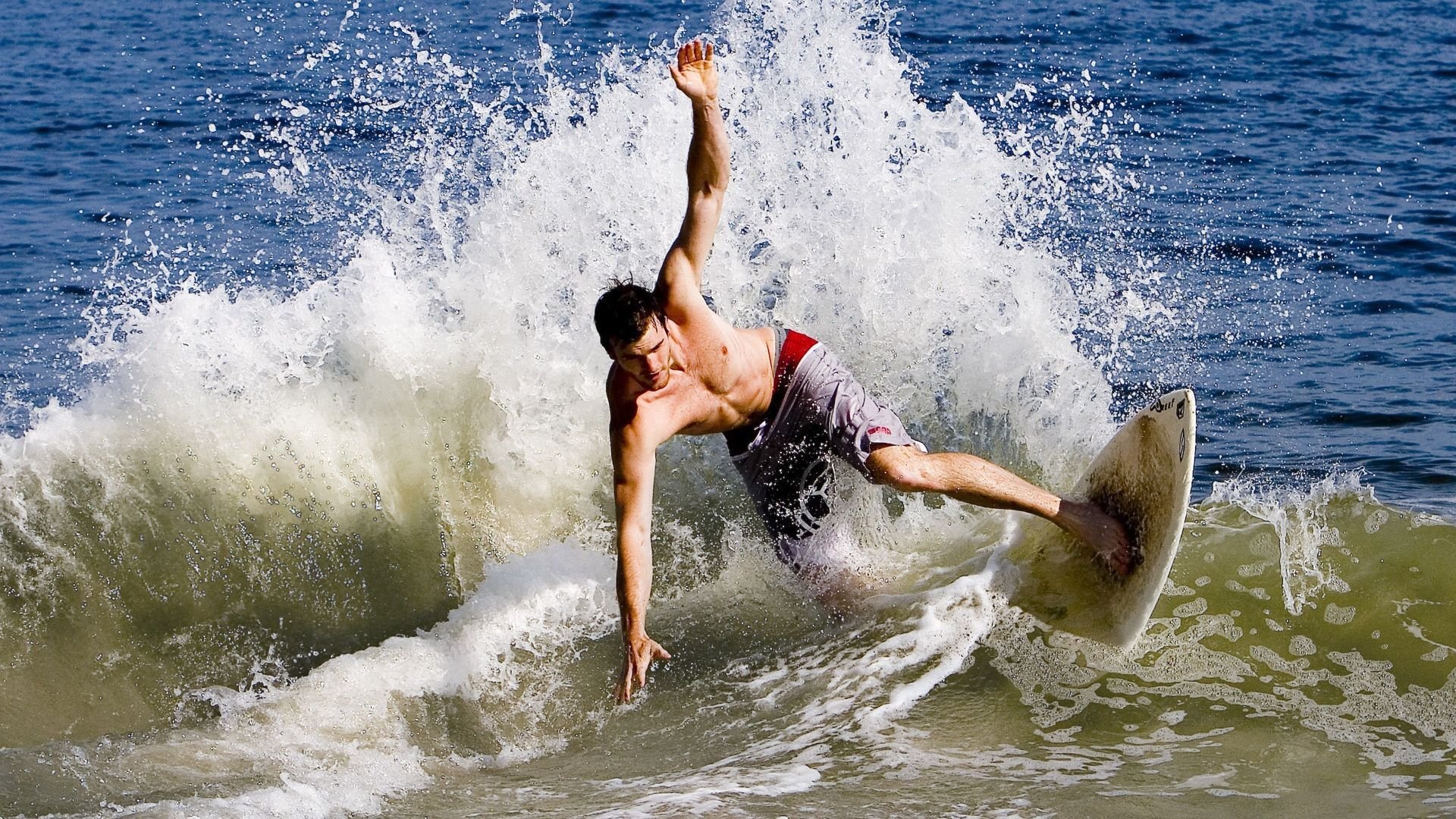 女子国家队训练中加强突破训练提升边路攻击效率，女子田径国家队