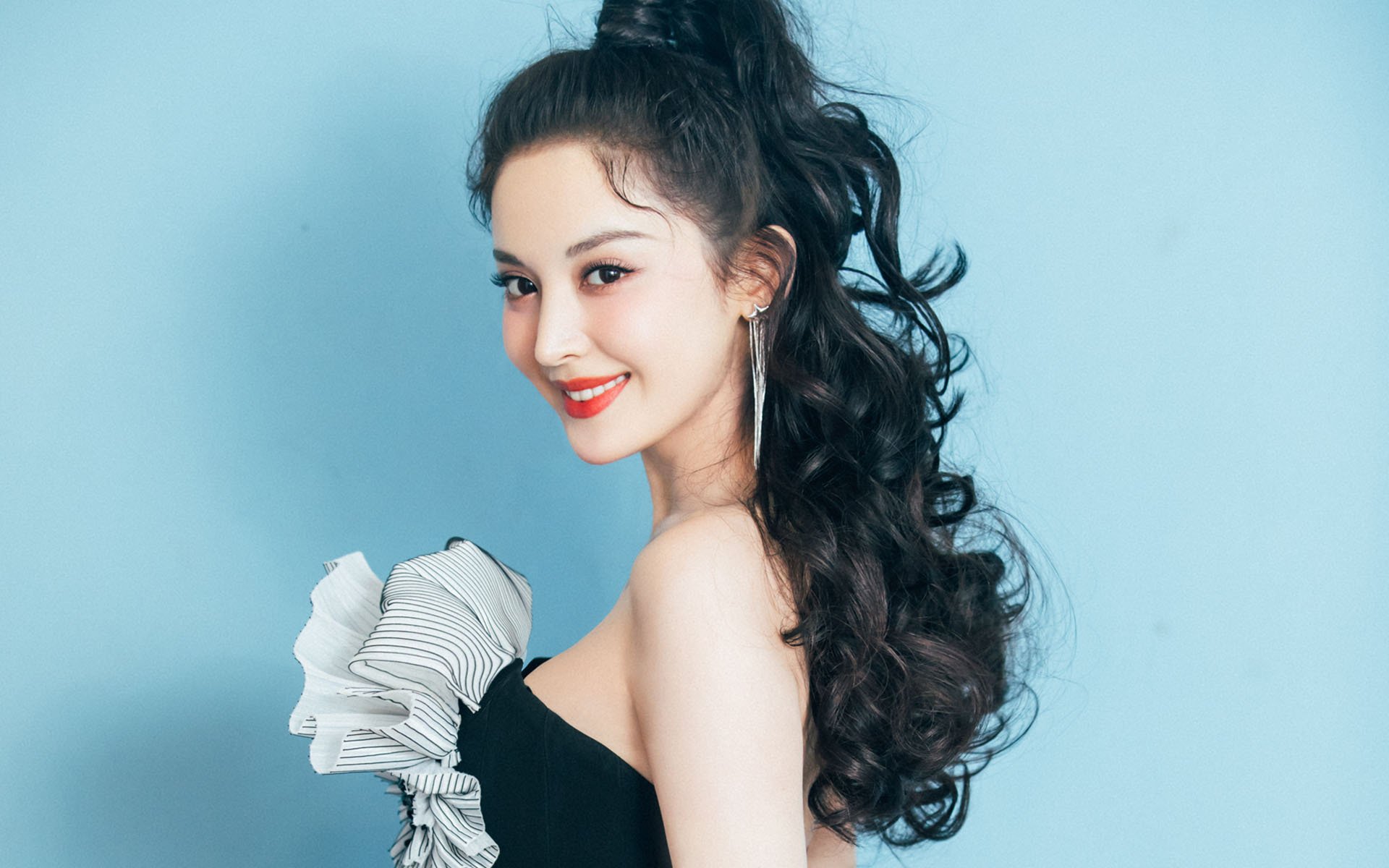 乌拉圭队后卫吉梅内斯在巴黎奥运会上表现出色,乌拉圭 吉梅内斯