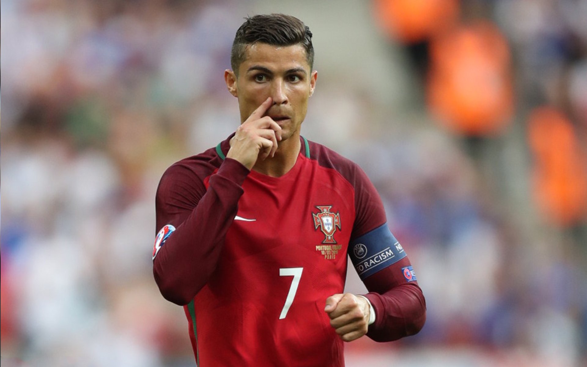 跨界合作推出足球题材的电影和纪录片,弘扬体育精神,足球类纪录片